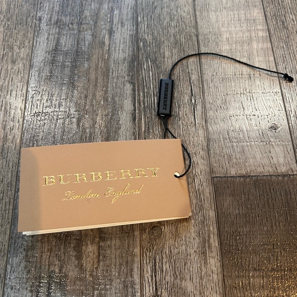 NWT Burberry Cashmere Scarf - Picture 9 of 12